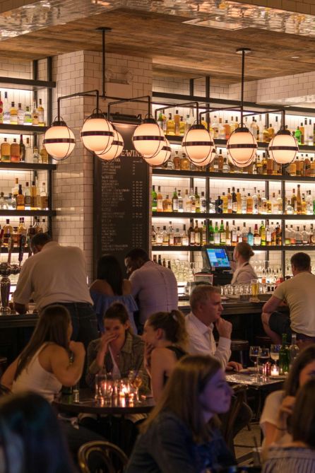 Exemple d’aménagement intérieur de bar et restaurant mettant en valeur du mobilier professionnel et une organisation adaptée aux besoins des établissements CHR et commerces BtoB.