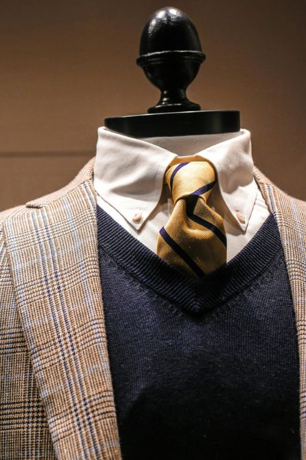 Mannequin de vitrine homme habillé pour présentation de vêtements en boutique